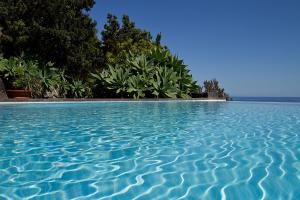 A piscina localizada em Casa de Pedra ou nos arredores