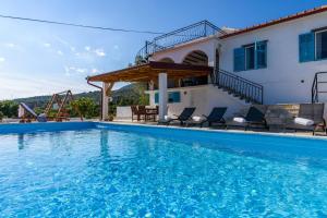 Bazén v ubytování Holiday home Trogir flower nebo v jeho okolí