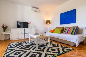 TV a/nebo společenská místnost v ubytování Holiday home Trogir flower