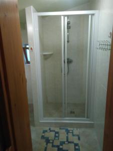 eine Dusche mit Glastür im Bad in der Unterkunft Apartmán Belko in Hrádek