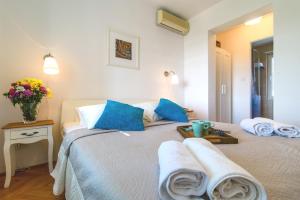 Postel nebo postele na pokoji v ubytování Holiday home Trogir flower