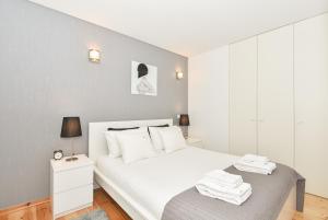 A bed or beds in a room at Almada Apartments 468