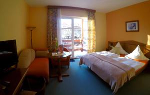 sypialnia z łóżkiem i salon w obiekcie Hotel Drei Kronen w mieście Frauenwald