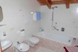 A bathroom at Sumaela Apartments Még 35 kép