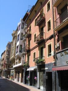 una fila de edificios altos en una calle de la ciudad en Apartamento Portales en Logroño