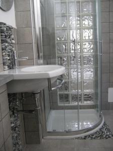 y baño con lavabo y ducha. en B&B Le Giare, en Monterosso al Mare