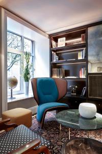 a living room filled with furniture and a window at Sir Nikolai Hotel in Hamburg