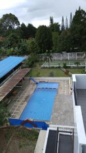 an overhead view of a large swimming pool at Villa Zam Zam Syariah in Puncak