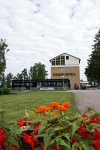 Un bâtiment avec un bouquet de fleurs devant lui dans l'établissement Sidsjö Hotell & Konferens, à Sundsvall