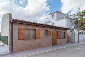 un pequeño edificio al lado de una calle en Casa Rural los Caños, en Fuente Álamo