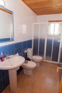 A bathroom at Casa Rural los Caños