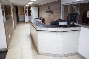 a lobby with a cash counter in a building at Hotel Oitis in Governador Valadares