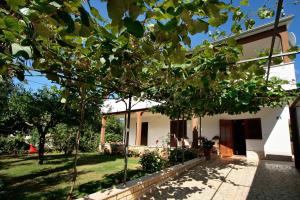 Gartenblick in der Unterkunft Apartment Kazalac Green Oasis in Poreč