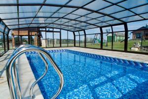 A piscina localizada em Apartamentos Rurales El Fresnu ou nos arredores