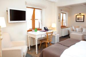 Televízia a/alebo spoločenská miestnosť v ubytovaní Osada Głęboczek. Vine Resort&Spa