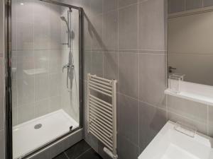 La salle de bains est pourvue d'une douche, de toilettes et d'un lavabo. dans l'établissement France-Nice-Carré d'Or (studio ou 2 pièces), à Nice