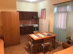 A kitchen or kitchenette at Guroal Holiday House