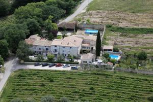 an aerial view of a house with cars parked in a driveway at Le Saint Victor in Mirabel-aux-Baronnies