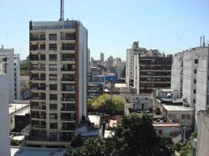 uitzicht op een stad met hoge gebouwen bij Rent Apart Caballito in Buenos Aires