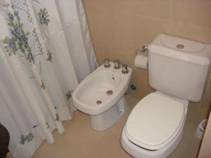 een wit toilet en een wastafel in de badkamer bij Rent Apart Caballito in Buenos Aires