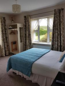 A bed or beds in a room at Greenlawn Lodge