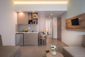 cocina y sala de estar con sofá y mesa en IRINI STALOS Apartments, en Stalós