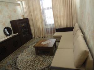 un soggiorno con divano e tavolino da caffè di Apartment near Khatai a Baku
