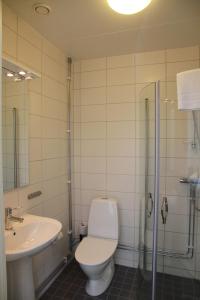 Koupelna v ubytování Flygplatshotellet + 35 fotografií