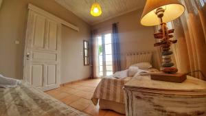A bed or beds in a room at Villa Del Sol