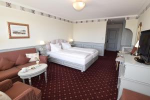 韋斯特蘭的住宿－敘爾特島維京酒店，酒店客房,配有床和沙发