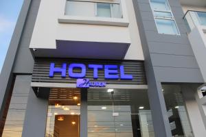 una señal de hotel en la parte delantera de un edificio en Hotel Hausen, en Lorica