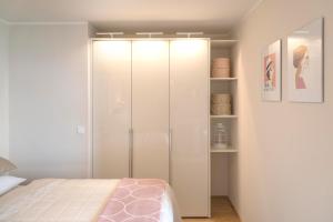 Rúm í herbergi á Sofie Apartments