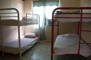 two bunk beds in a room with a window at Cavernas Guest House in Quebrada