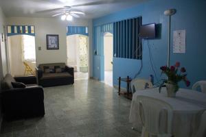 Quebrada的住宿－Cavernas Guest House，客厅配有桌子和沙发