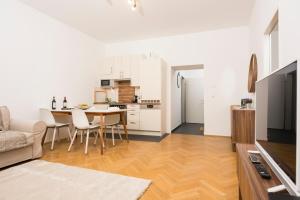 ウィーンにあるChillout Lounge Satzbergのキッチン、リビングルーム(テーブル、椅子付)