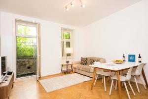 una sala de estar con una mesa y un sofá en Chillout Lounge Satzberg, en Viena