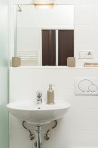 un baño con lavabo y espejo en Chillout Lounge Satzberg, en Viena 45 fotos más