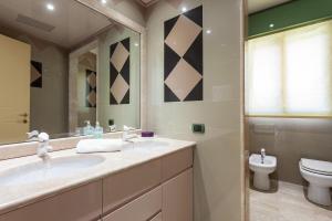 un baño con lavabo e inodoro en Villa Ferrara Sardegna, en Capoterra 25 fotos más