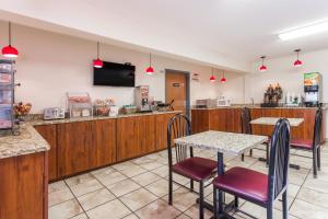 Reštaurácia alebo iné gastronomické zariadenie v ubytovaní Super 8 by Wyndham Germantown/Milwaukee