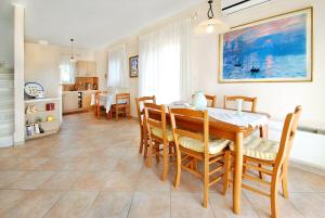 A kitchen or kitchenette at Villa Sunset