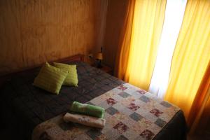 ein Schlafzimmer mit einem Bett mit zwei Kissen darauf in der Unterkunft Rosa Herminia in Limache