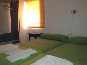 Posteľ alebo postele v izbe v ubytovaní Apartamentos Casa la Costanilla