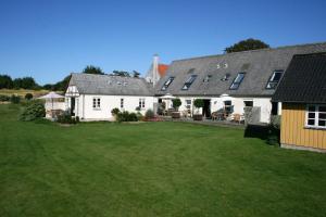 a large white house with a large yard at Rødkærgård Bed & Breakfast in Kerteminde