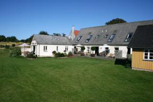 a large white house with a large yard at Rødkærgård Bed&Breakfast in Kerteminde