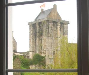 una finestra con vista su un vecchio castello di Auberge du Vieux Chateau a Saint-Sauveur-le-Vicomte