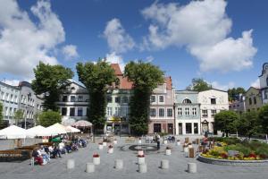 grupa budynków z ludźmi siedzącymi wokół dziedzińca w obiekcie Apartamenty Klemens w mieście Puck