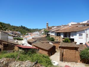 ValdelarcoにあるCasa Rural Valdecumbresの建物のある村の景色