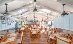Majoituspaikan Bimini Big Game Club Resort & Marina ravintola tai vastaava paikka