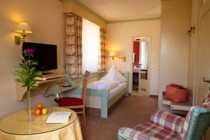 Postel nebo postele na pokoji v ubytování Hotel Lamm Baiersbronn Mitteltal + 37 fotografií