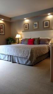 ein Schlafzimmer mit einem großen Bett in einem Zimmer in der Unterkunft Nestledown B&B in Halfmoon Bay